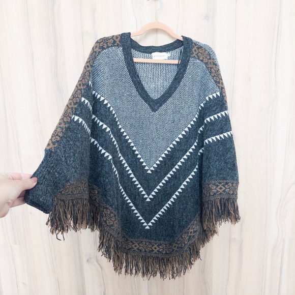 Dreamers Womens Aztec Poncho Sweater M/L Gray Southwestern Fringe Boho Cozy - Picture 7 of 8